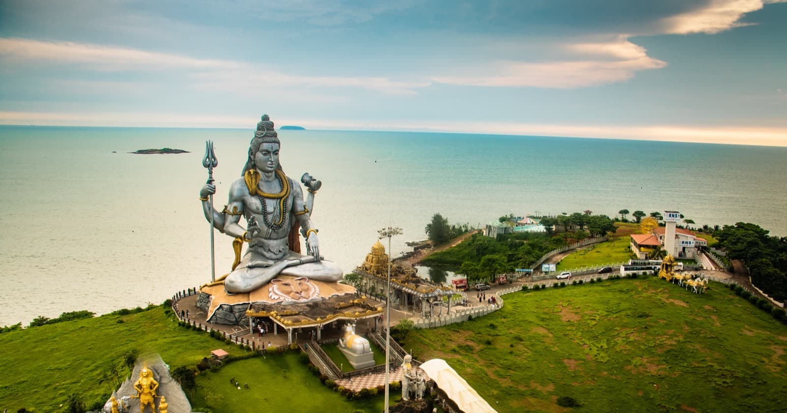 Murudeshwar Shiva Statue and Coastal Temple Cliffs, Karnataka
